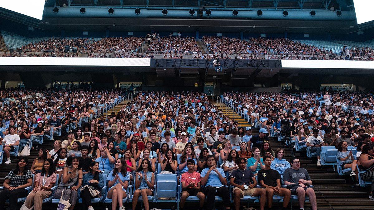 Students in stands at Dean E. 史密斯中心